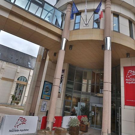 Comedy: Heart Of Town Facing The Na Region Poitiers Bagian luar foto